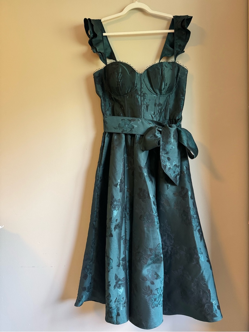 V. Chapman Vera Ruffle-Strap
Corset Side-Slit Midi Dress
Anthropologie Size: 12 - Picture 5 of 7